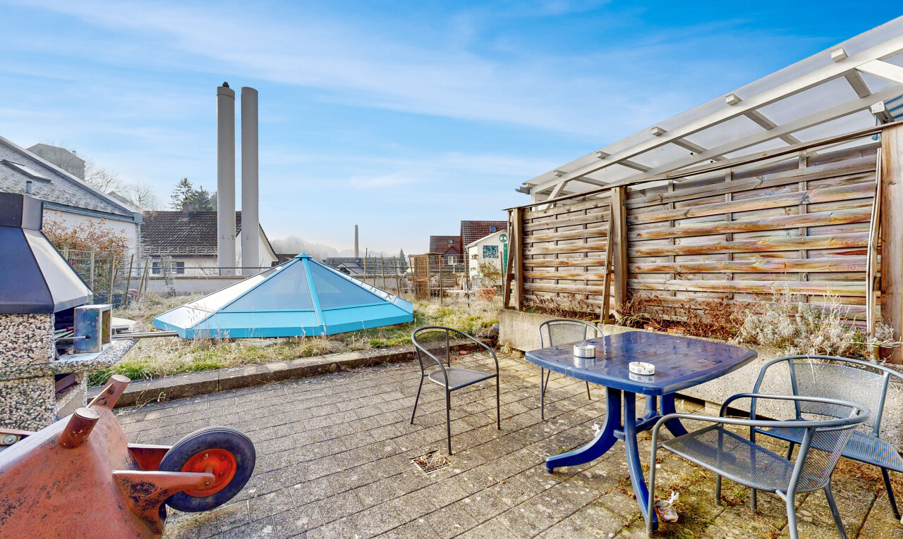 terrasse avec clôture, day time, et coin repas extérieur