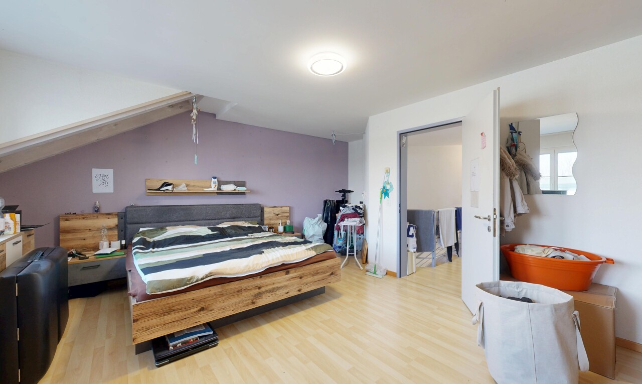 chambre avec wood finish floor, sol en finition bois, inside property, drywall, et cloison sèche