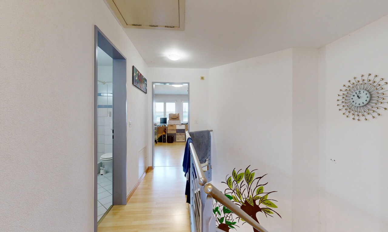 couloir avec palier à l'étage, inside property, natural light, lumière naturelle, et wood finish floor