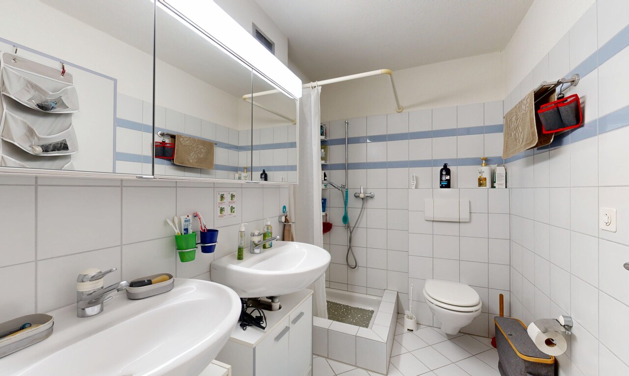 salle de bains avec miroir, douche, inside property, salle de bain complète, et tile wall