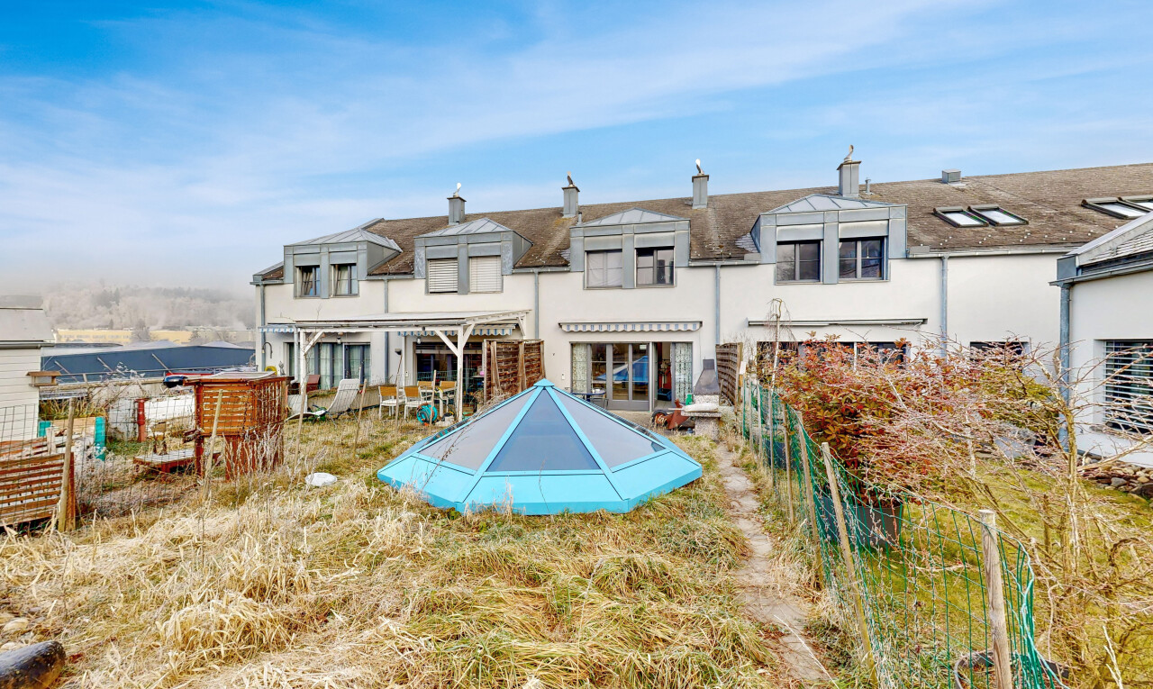 façade avec property visible, terrasse, day time, piscine, et bardage en stuc