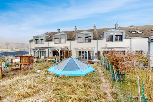 façade avec property visible, terrasse, day time, piscine, et bardage en stuc