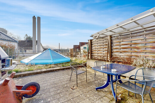 terrasse avec clôture, day time, et coin repas extérieur