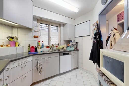 cuisine avec plans de travail, dark countertops, micro-ondes, light floor, et inside property