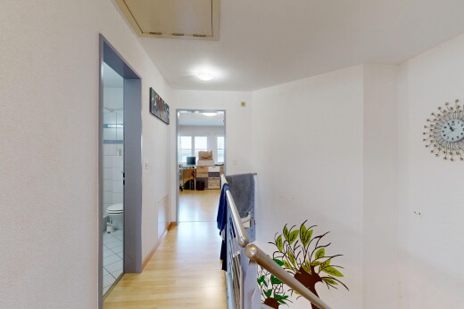 couloir avec palier à l'étage, inside property, natural light, lumière naturelle, et wood finish floor