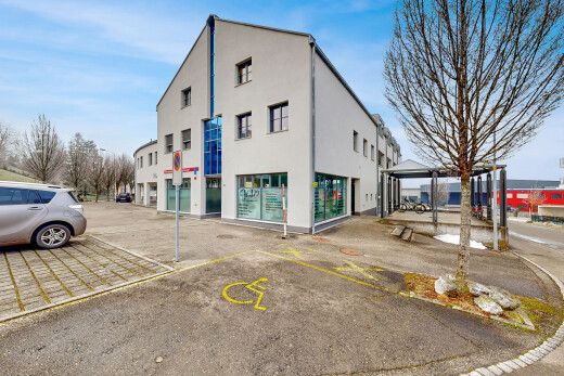 façade avec commercial view, from community, bardage en stuc, day time, et parking