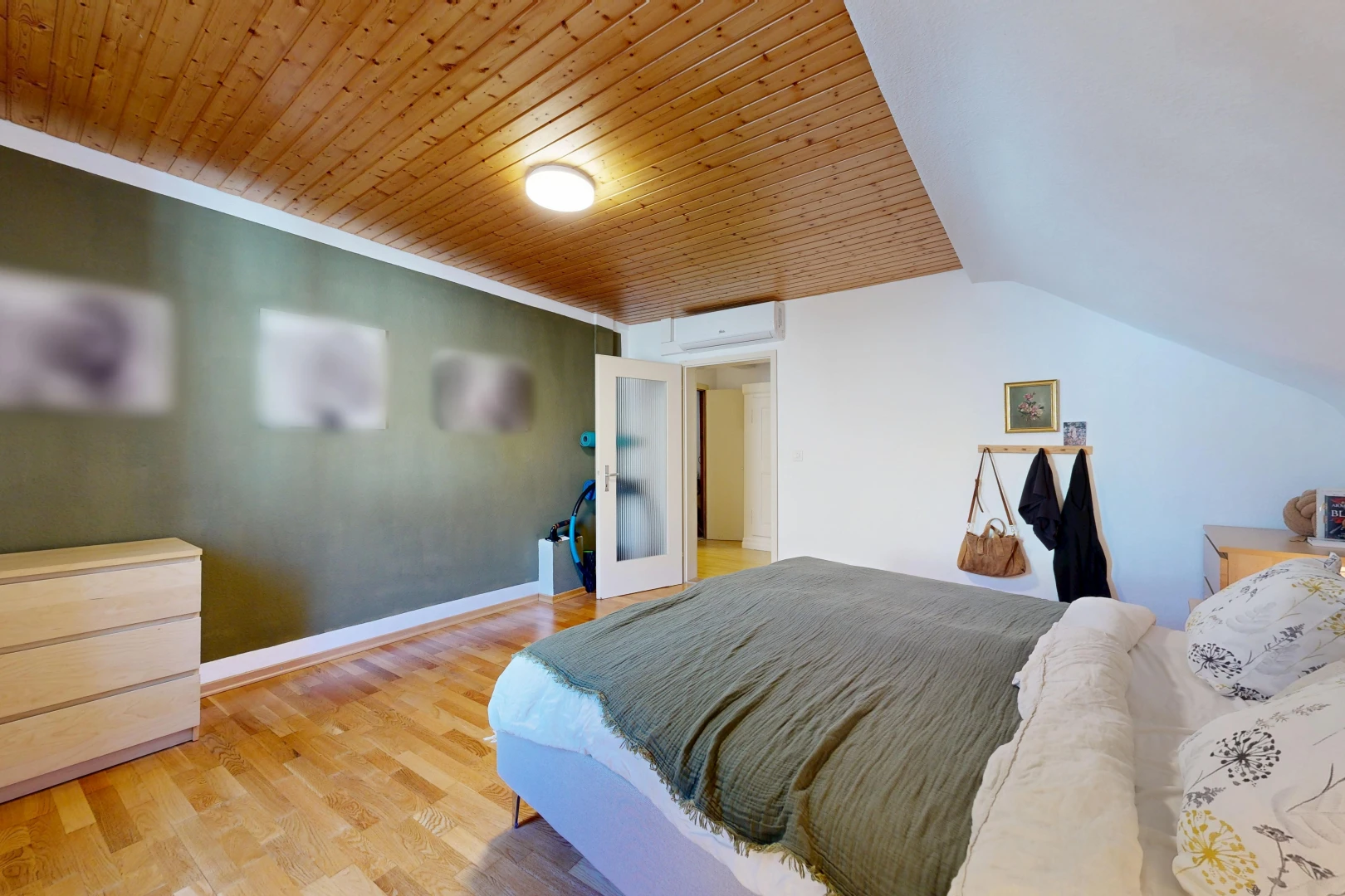 zimmer / schlafzimmer mit gipskartonwand, drywall, holzdecke, wood ceiling, und holzfußboden