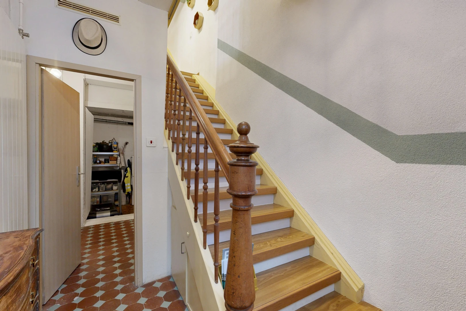 treppe mit treppen, vinylboden, vinyl floor, lüftungsgitter, und vinyl tile