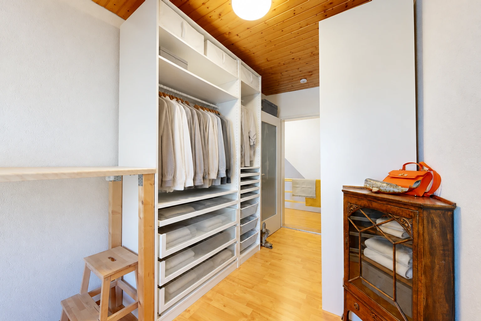 begehbarer kleiderschrank mit begehbarer kleiderschrank, light floor, holzfußboden, wood finish floor, und high end ceiling