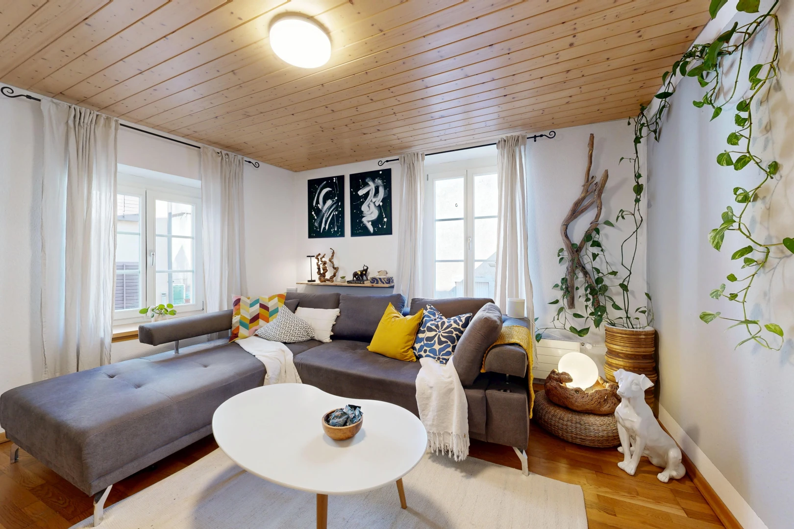 wohnzimmer mit natürliches licht, holzdecke, wood ceiling, inside property, und gipskartonwand