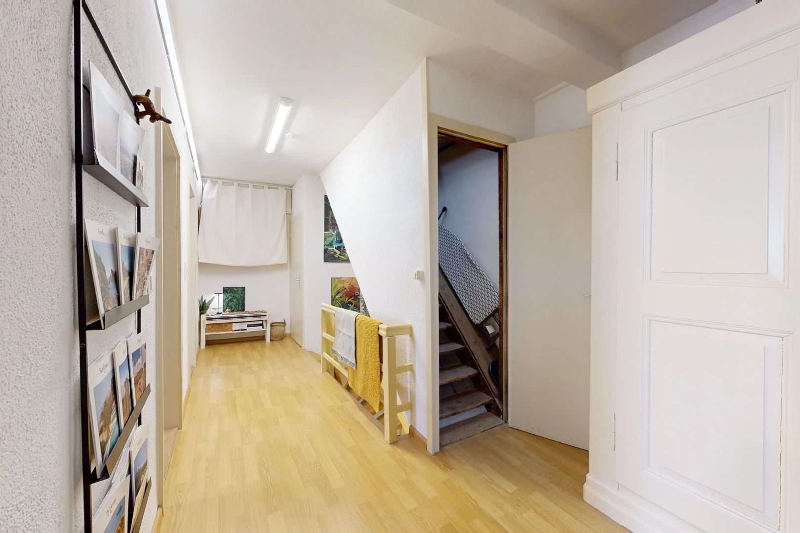 halle / korridor mit light floor, treppen, holzfußboden, wood finish floor, und inside property