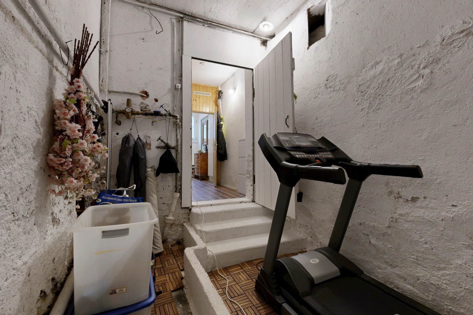fitnessstudio mit strukturierte wand, textured wall, und inside property