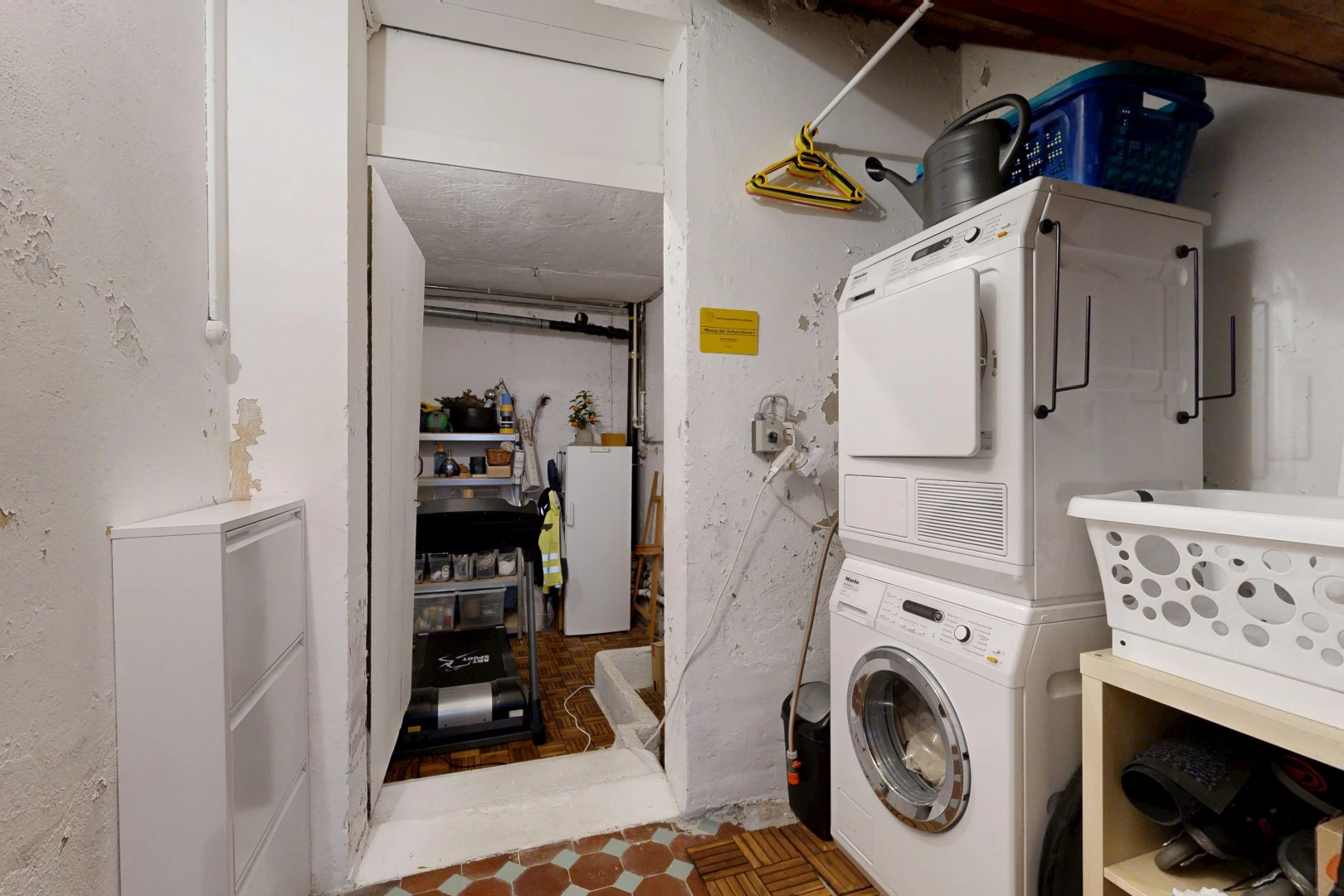 wäschekammer mit wäscherei, waschturm, und inside property