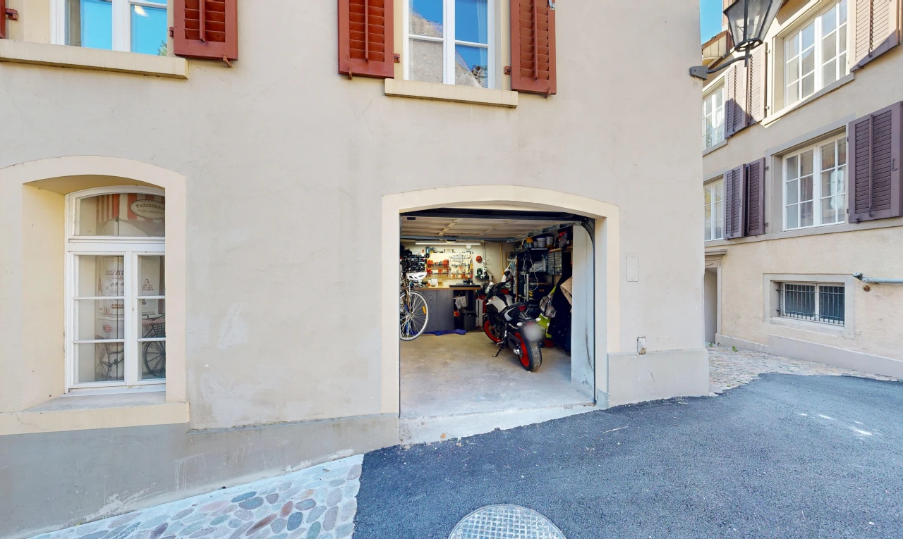 außenansicht mit eingebaute garage