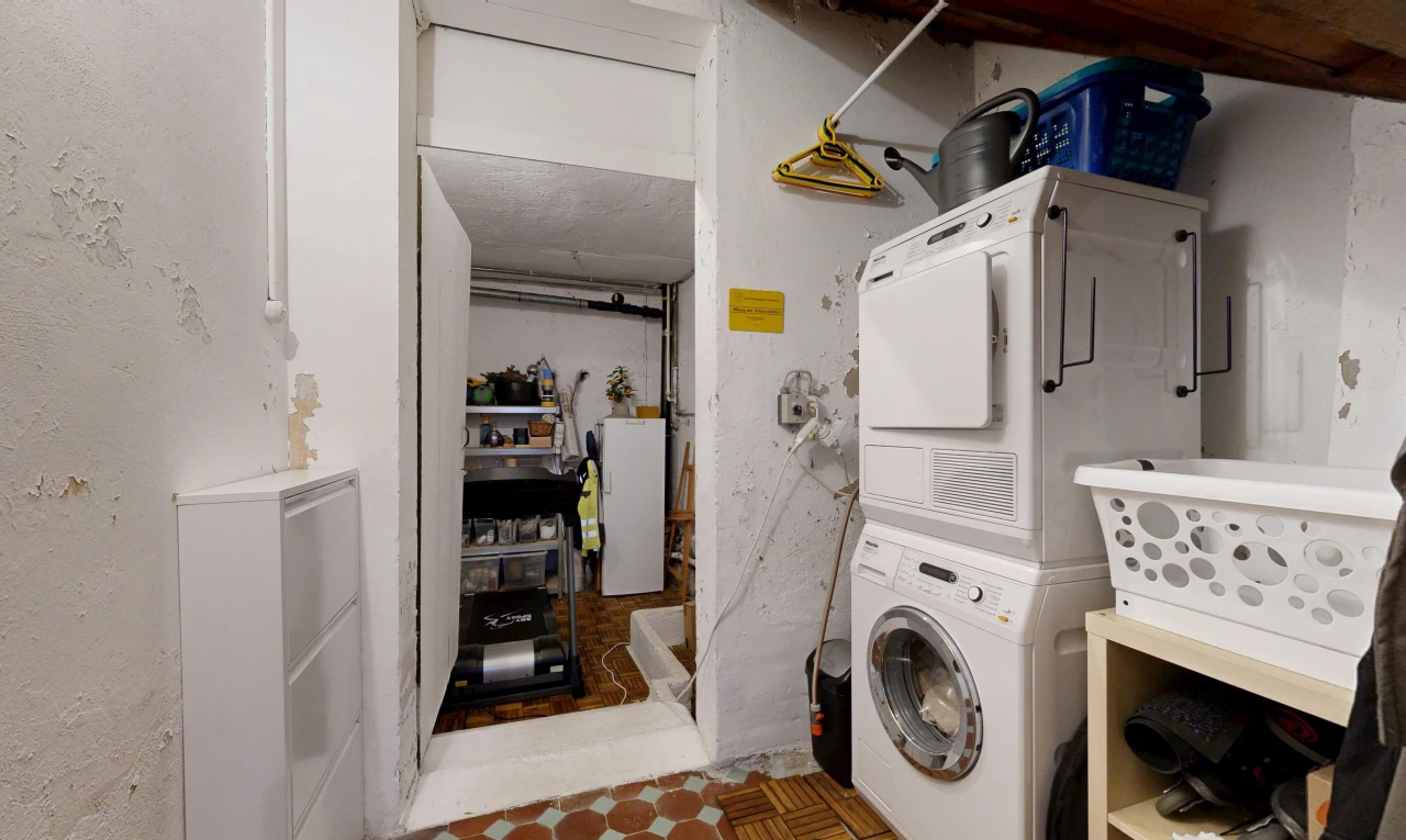 wäschekammer mit wäscherei, waschturm, und inside property