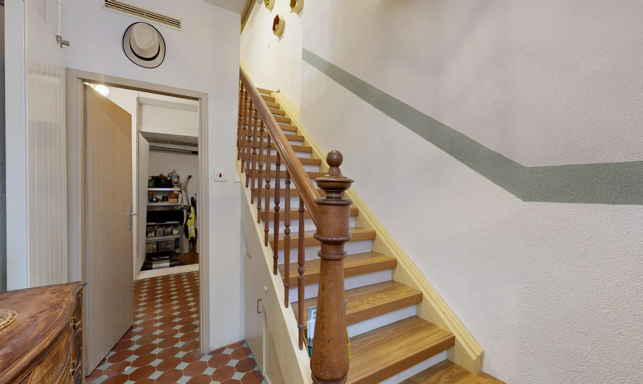 treppe mit treppen, vinylboden, vinyl floor, lüftungsgitter, und vinyl tile