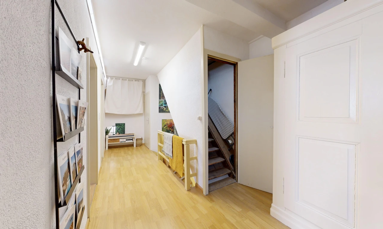 halle / korridor mit light floor, treppen, holzfußboden, wood finish floor, und inside property