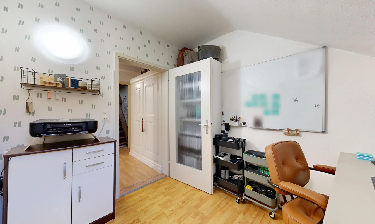 küche mit light floor, weiße schränke, white cabinets, holzfußboden, und wood finish floor