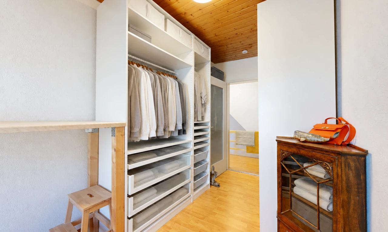 begehbarer kleiderschrank mit begehbarer kleiderschrank, light floor, holzfußboden, wood finish floor, und high end ceiling