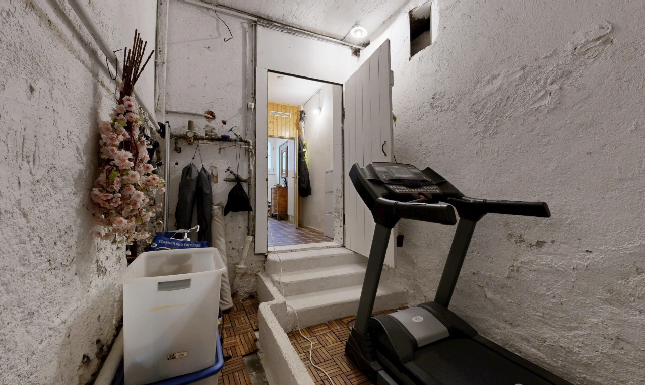 fitnessstudio mit strukturierte wand, textured wall, und inside property