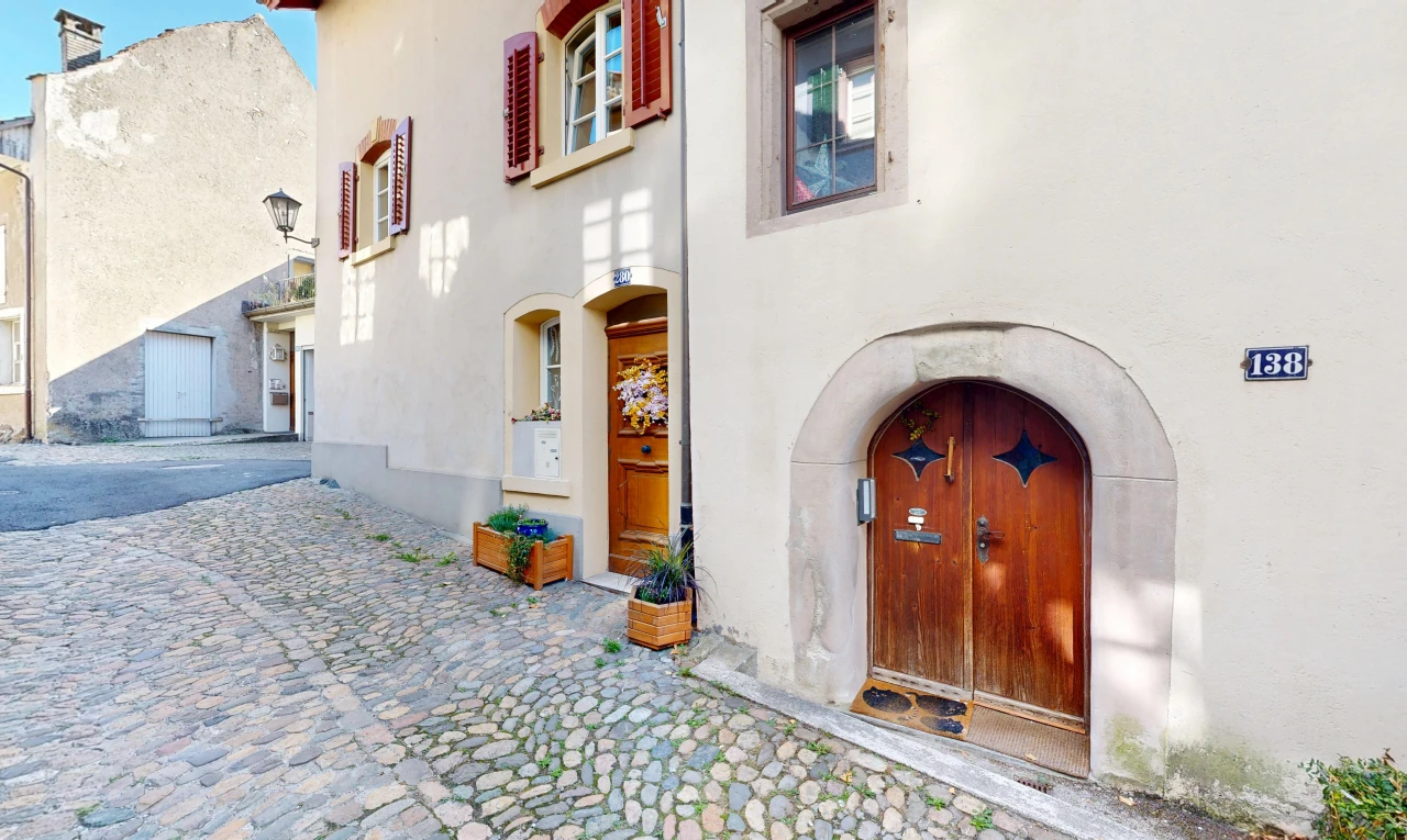 außenansicht mit stuckverkleidung, property visible, und day time