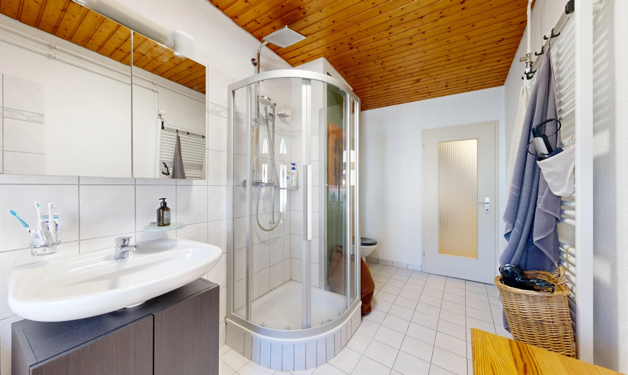 bad mit handtuchwärmer, spiegel, dusche, komplettes badezimmer, und waschbecken