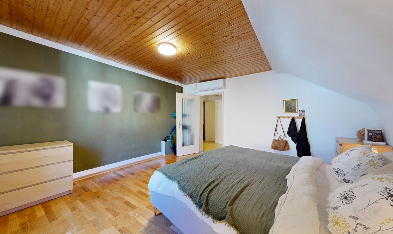 zimmer / schlafzimmer mit gipskartonwand, drywall, holzdecke, wood ceiling, und holzfußboden