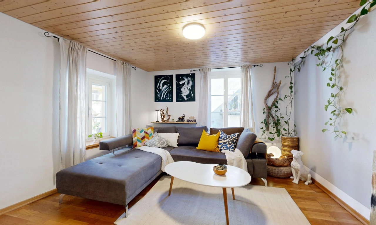 wohnzimmer mit holzdecke, wood ceiling, natürliches licht, sockelleisten, und baseboards wall