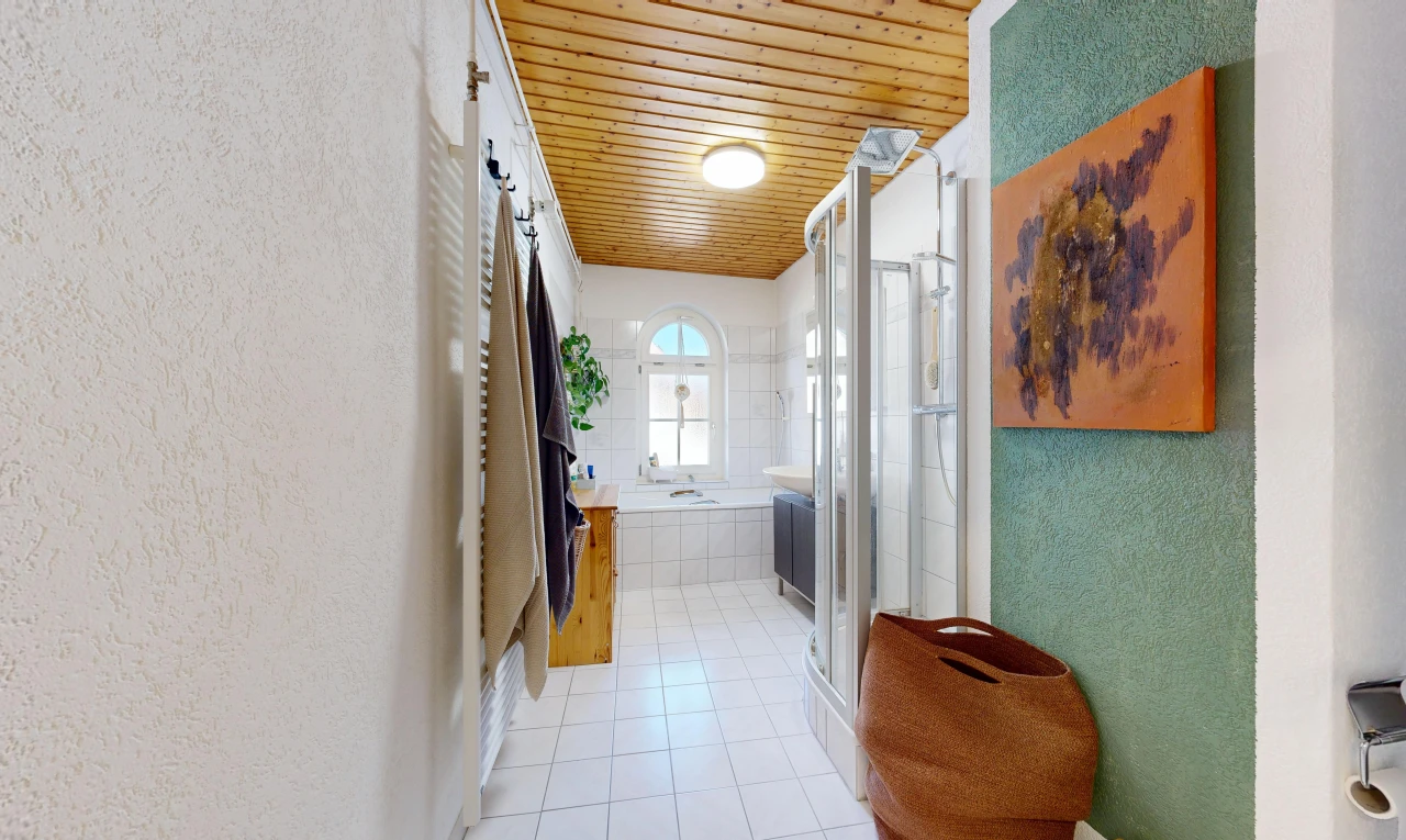 halle / korridor mit strukturierte wand, textured wall, holzdecke, wood ceiling, und light floor