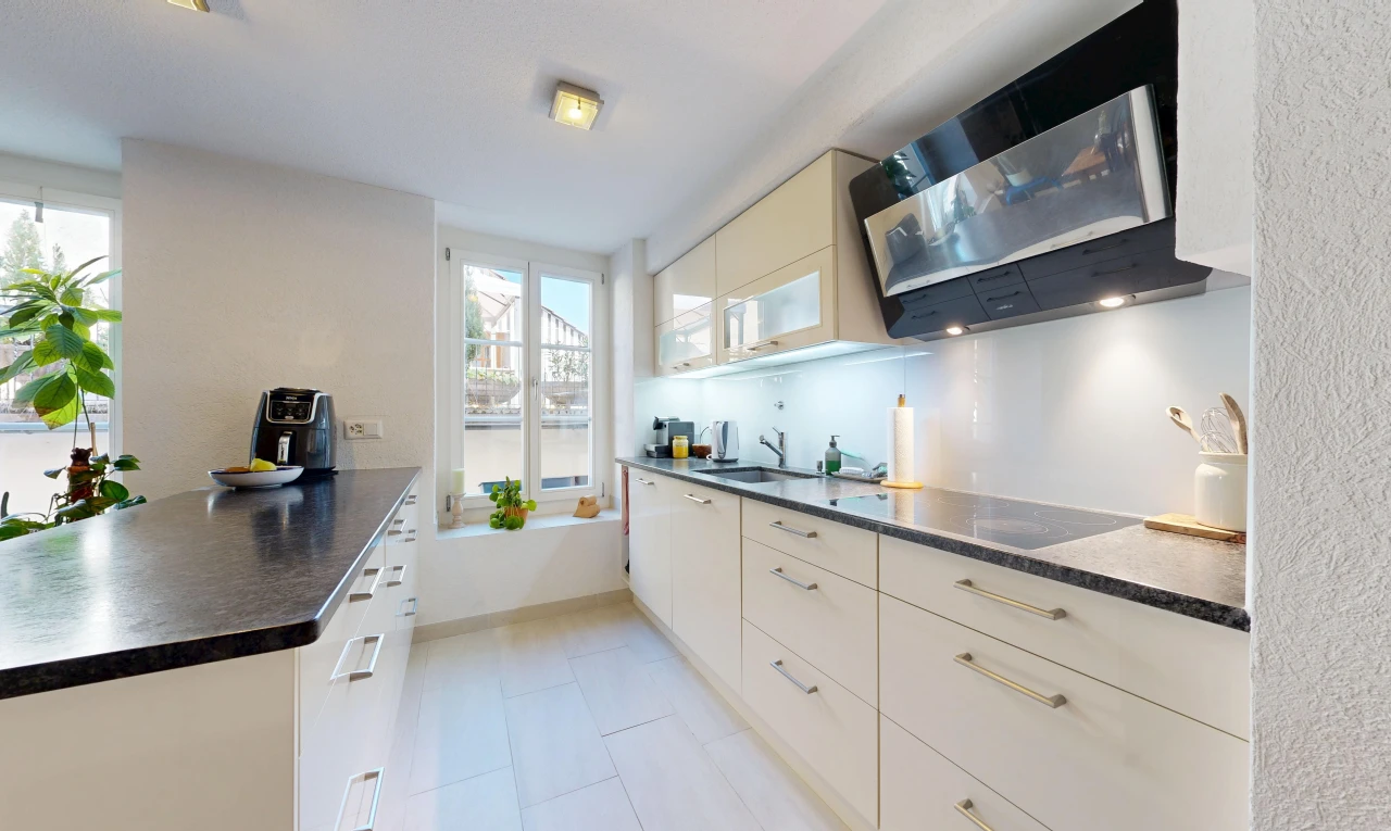 küche mit arbeitsplatten, dark countertops, light floor, waschbecken, und küchentheke