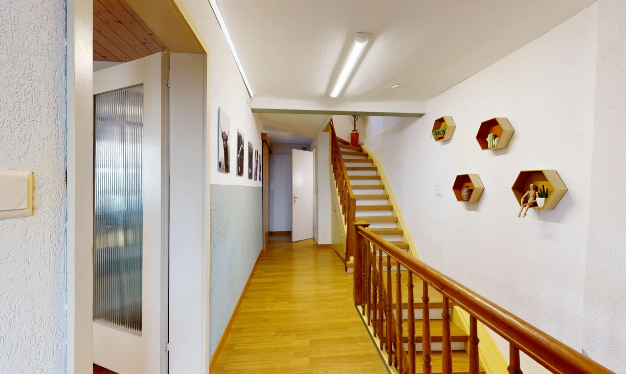 halle / korridor mit treppen, holzfußboden, wood finish floor, und inside property