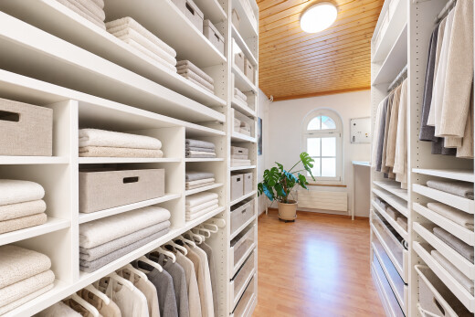 begehbarer kleiderschrank mit begehbarer kleiderschrank, light floor, holzfußboden, wood finish floor, und high end ceiling