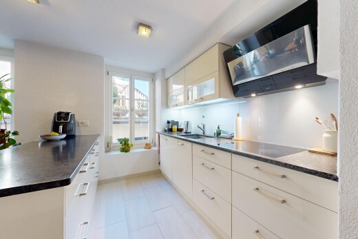 küche mit arbeitsplatten, dark countertops, light floor, waschbecken, und küchentheke
