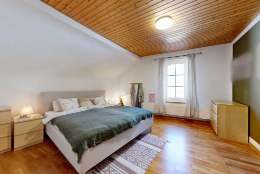 zimmer / schlafzimmer mit natürliches licht, holzdecke, wood ceiling, gipskartonwand, und drywall