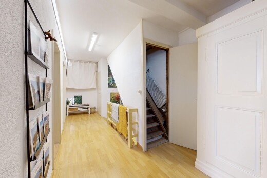 halle / korridor mit light floor, treppen, holzfußboden, wood finish floor, und inside property