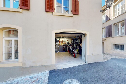 außenansicht mit eingebaute garage