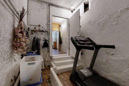 fitnessstudio mit strukturierte wand, textured wall, und inside property