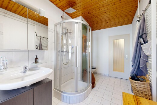 bad mit handtuchwärmer, spiegel, dusche, komplettes badezimmer, und waschbecken