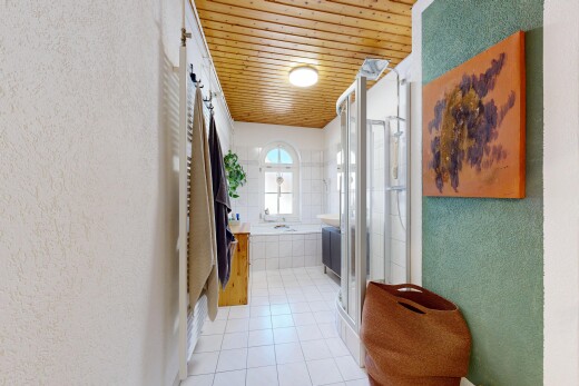 halle / korridor mit strukturierte wand, textured wall, holzdecke, wood ceiling, und light floor