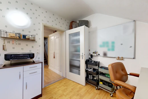 küche mit light floor, weiße schränke, white cabinets, holzfußboden, und wood finish floor