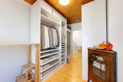 begehbarer kleiderschrank mit begehbarer kleiderschrank, light floor, holzfußboden, wood finish floor, und high end ceiling