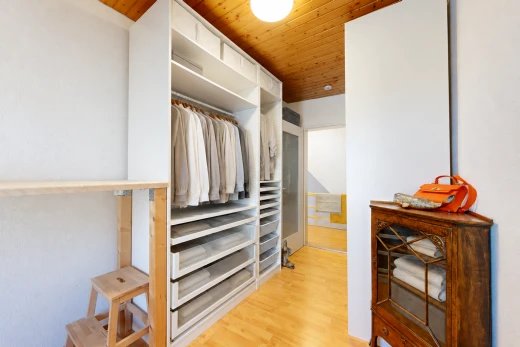 begehbarer kleiderschrank mit begehbarer kleiderschrank, light floor, holzfußboden, wood finish floor, und high end ceiling