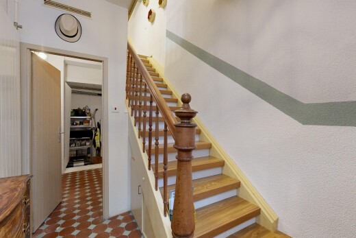 treppe mit treppen, vinylboden, vinyl floor, lüftungsgitter, und vinyl tile