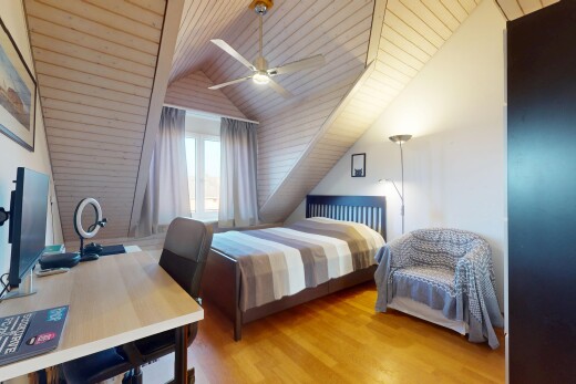 zimmer / schlafzimmer mit holzfußboden, wood finish floor, natürliches licht, natural light, und gipskartonwand