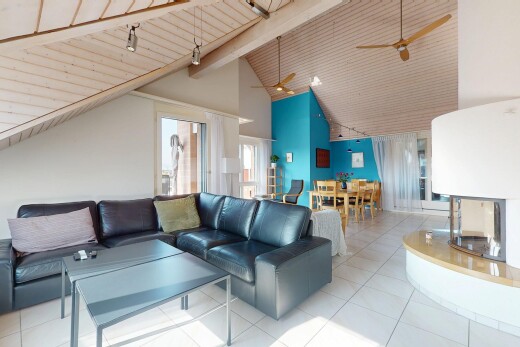 wohn- / esszimmer mit dachschräge, vaulted ceiling, gipskartonwand, drywall, und fliesenboden