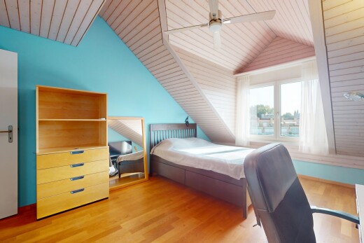 zimmer / schlafzimmer mit holzfußboden, wood finish floor, natürliches licht, natural light, und inside property