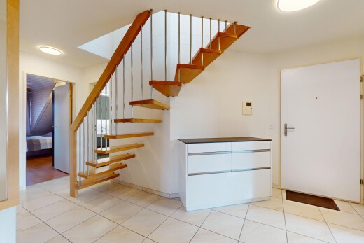treppe mit gipskartonwand, drywall, inside property, fliesenboden, und tile floor