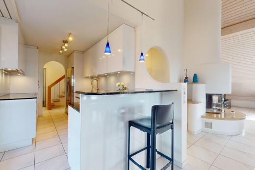 küche mit pendelleuchte, tile floor, fliesenboden, weiße schränke, und küchenbar