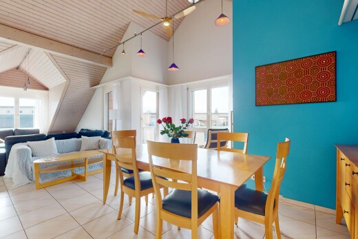 wohn- / esszimmer mit tile floor, fliesenboden, vaulted ceiling, dachschräge, und inside property