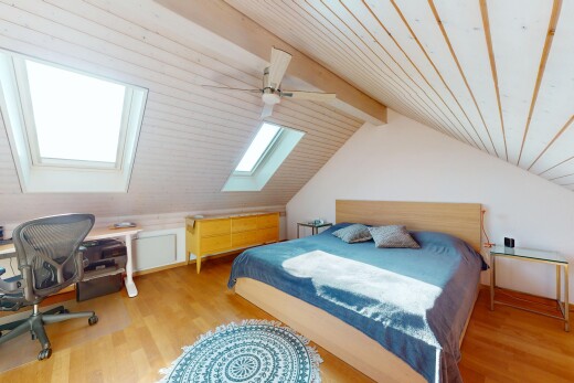 zimmer / schlafzimmer mit dachfenster, holzfußboden, wood finish floor, zusätzliches zimmer, und balkendecke